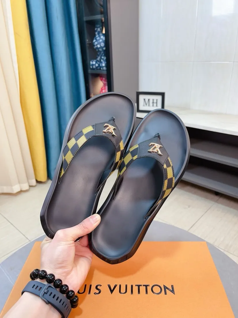 Men's shoes 💰260🌹🌹 (lv-Louis Vuitton) new men's sandals, high-end boutique, exquisite embossed logo decoration on the upper, fine workmanship, super soft soles, casual, loose and comfortable, a must-have in summer! \nsize：38-44